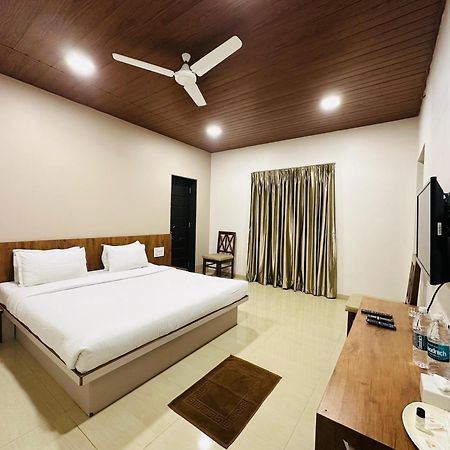 Hotel Grand Indu, 3 Star Kolhapur Exteriör bild