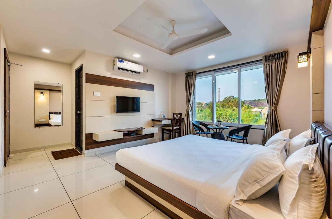 Hotel Grand Indu, 3 Star Kolhapur Exteriör bild
